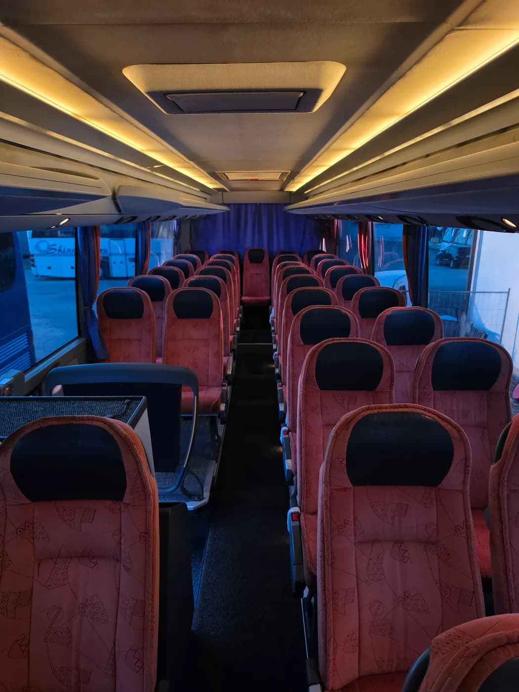 Sjedišta u kabini autobusa sa ambijentalnim osvjetljenjem