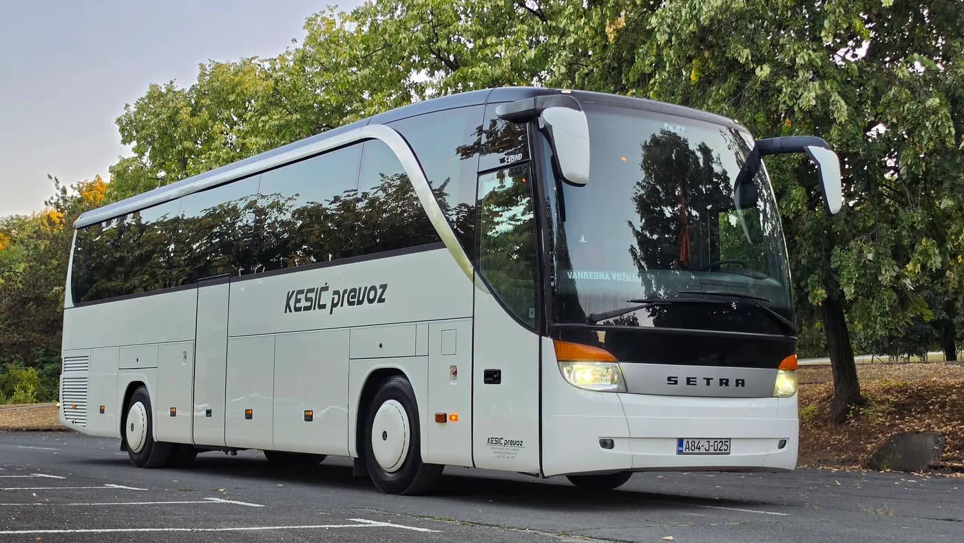 Bijeli autobus Setra 415 HD iz bočnog ugla