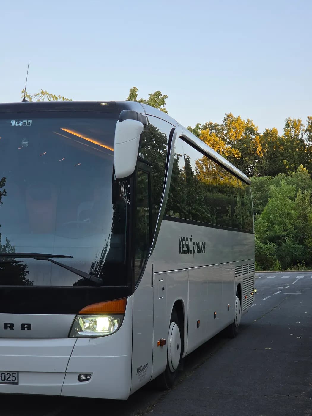 Bijeli autobus Setra 415 HD sa prednje strane