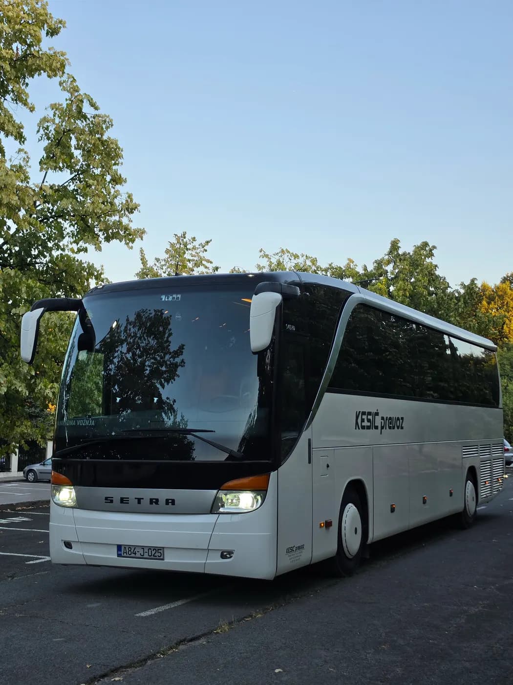 Bijeli autobus Setra 415 HD na parkingu