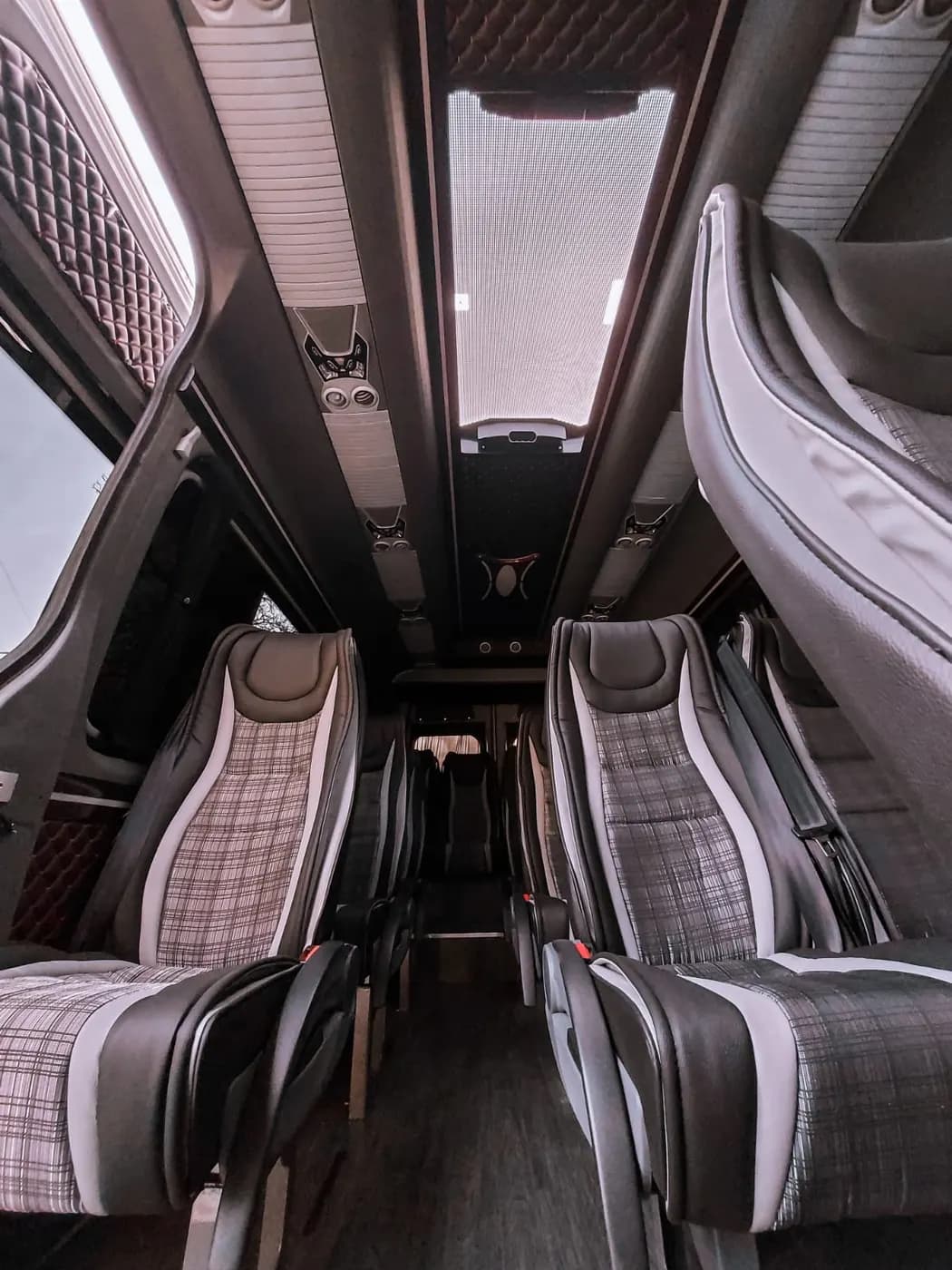 Unutrašnjost minibusa Mercedes-Benz Sprinter sa sjedištima