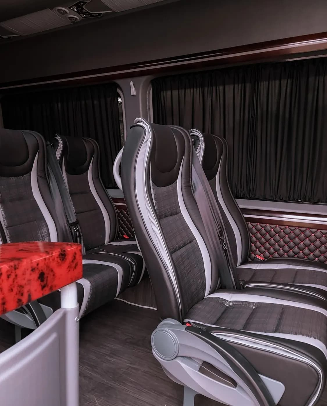 Sjedišta i stolić u kabini minibusa