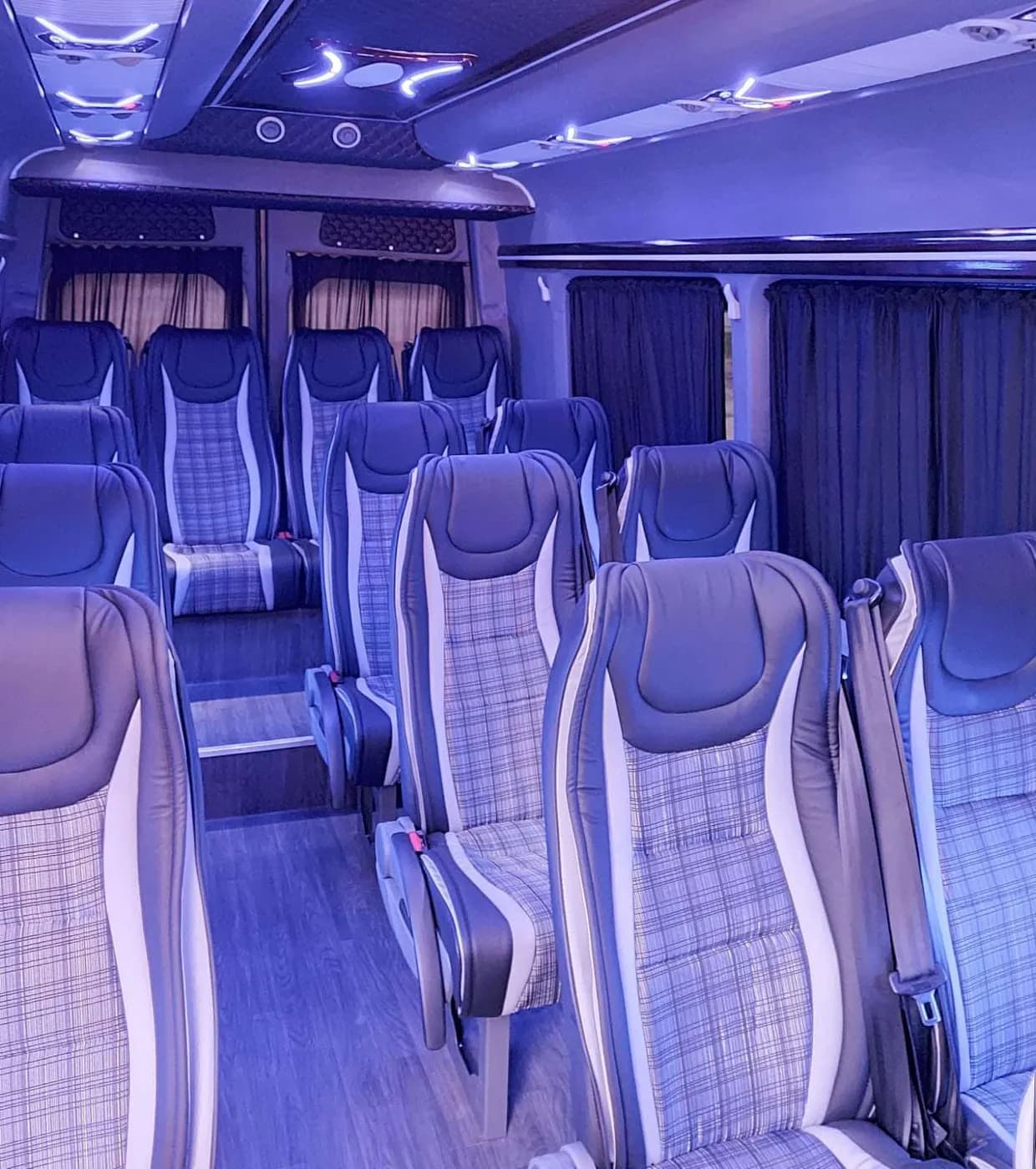 Kabina minibusa sa ambijentalnim osvjetljenjem