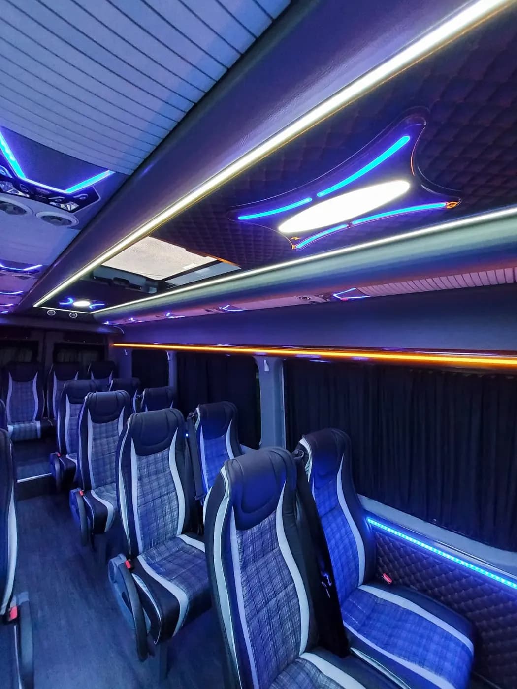 Pogled na strop i osvjetljenje u kabini minibusa