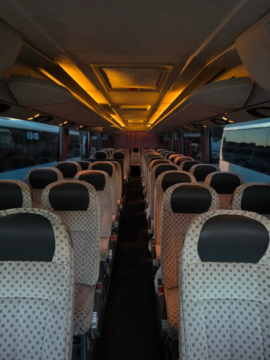 Pogled na sjedišta i osvjetljenje u kabini autobusa