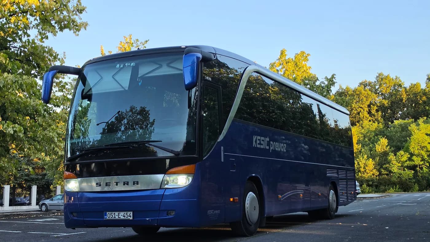Plavi autobus Setra 415 HD sa prednje strane