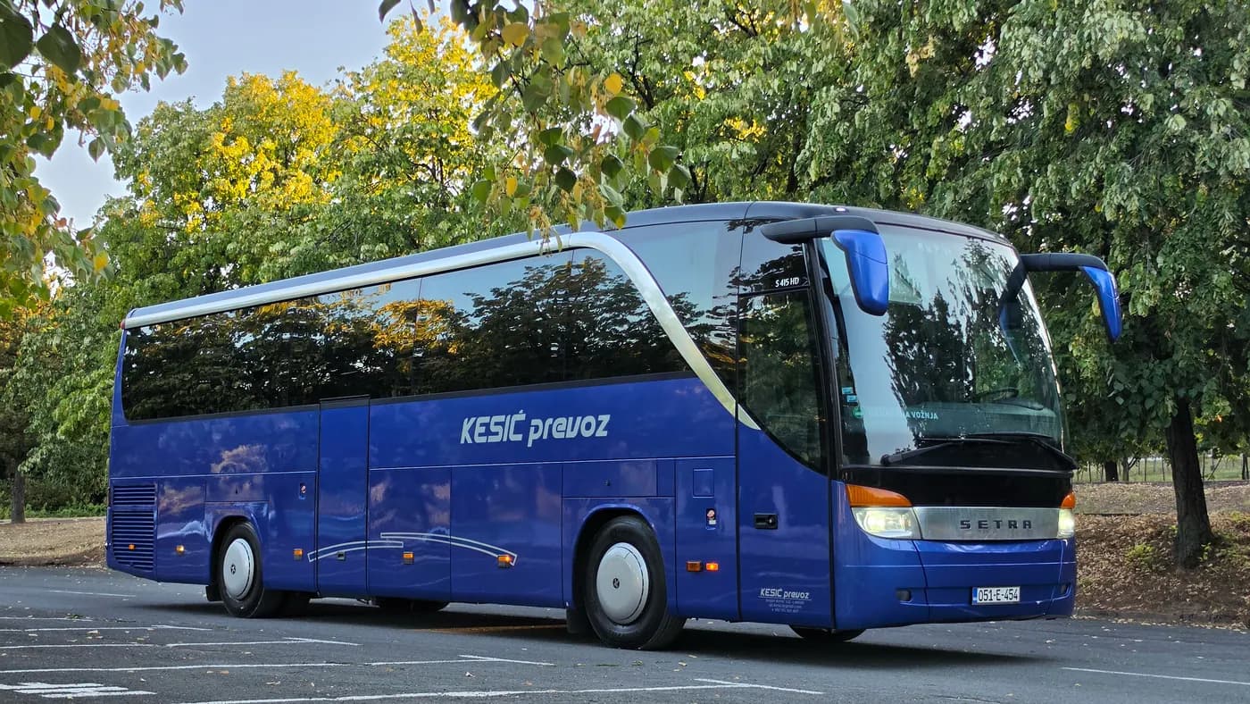 Plavi autobus Setra 415 HD iz bočnog ugla